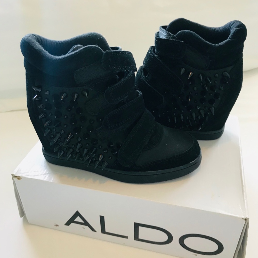 Black wedge sneakers